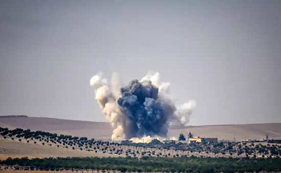 Turkiya tanklari va samolyotlari Suriyadagi IShID marralariga zarbalar berdi