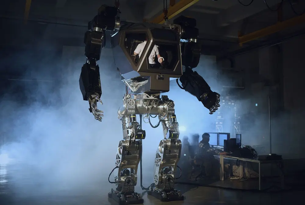 Janubiy Koreyada odam tomonidan boshqariladigan ulkan robot prototipi ishlab chiqildi
