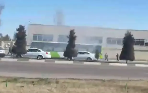 Toshkentning Qorasuv ko‘chasida Mercedes-Benz avtobusi yondi (video)