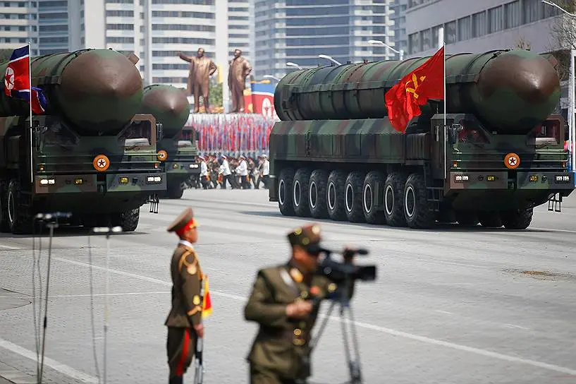 Shimoliy Koreyadagi harbiy paradda ballistik raketalar namoyish etildi (foto va video)