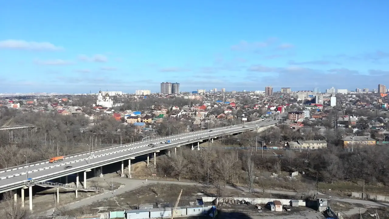 Rostov-Dondagi ko‘prikda 18 ta mashina to‘qnashdi