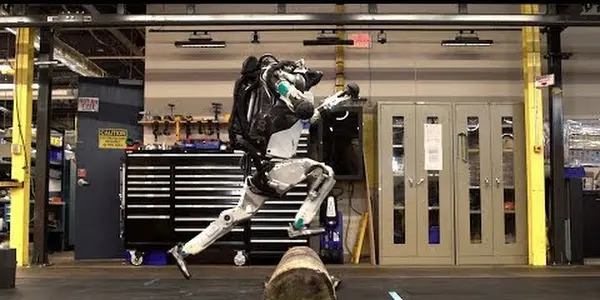 Boston Dynamics robotiga parkurni o‘rgatishdi. Tamom, endi undan qochib qutilib bo‘lmaydi