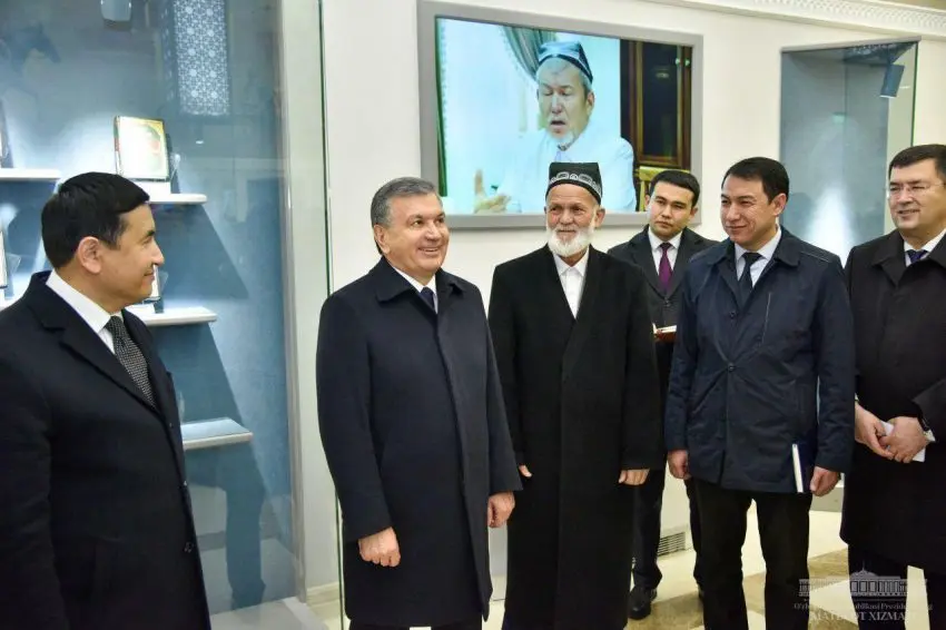 Shavkat Mirziyoyev Imom Buxoriy maqbarasi va Hadis ilmi maktabida bo‘ldi (foto)
