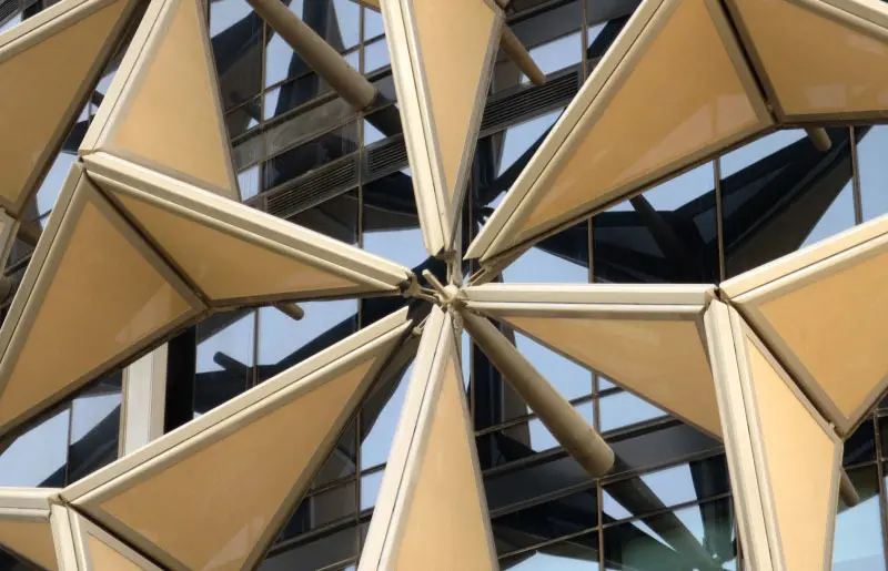 Fotogalereya: Abu-Dabidagi mo‘jizaviy bino — Al-Bahar minorasi quyoshdan innovatsion himoya