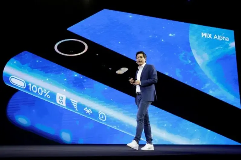 Xiaomi hammayog‘i ekrandan iborat smartfonni namoyish etdi. Uning puliga to‘rtta iPhone beradi