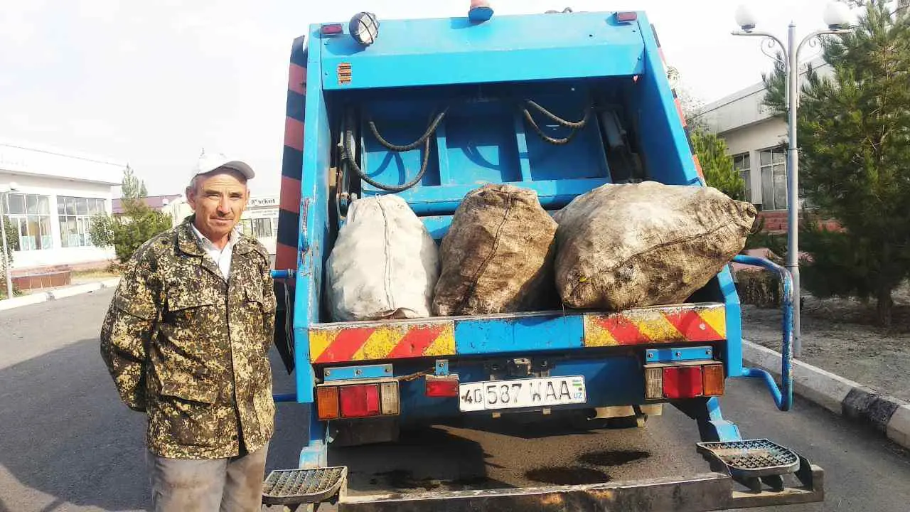 “Musorga tashlab yuborilgan 34 million so‘mni topib berganman”. Chiqindi yig‘uvchi amaki hikoyasi