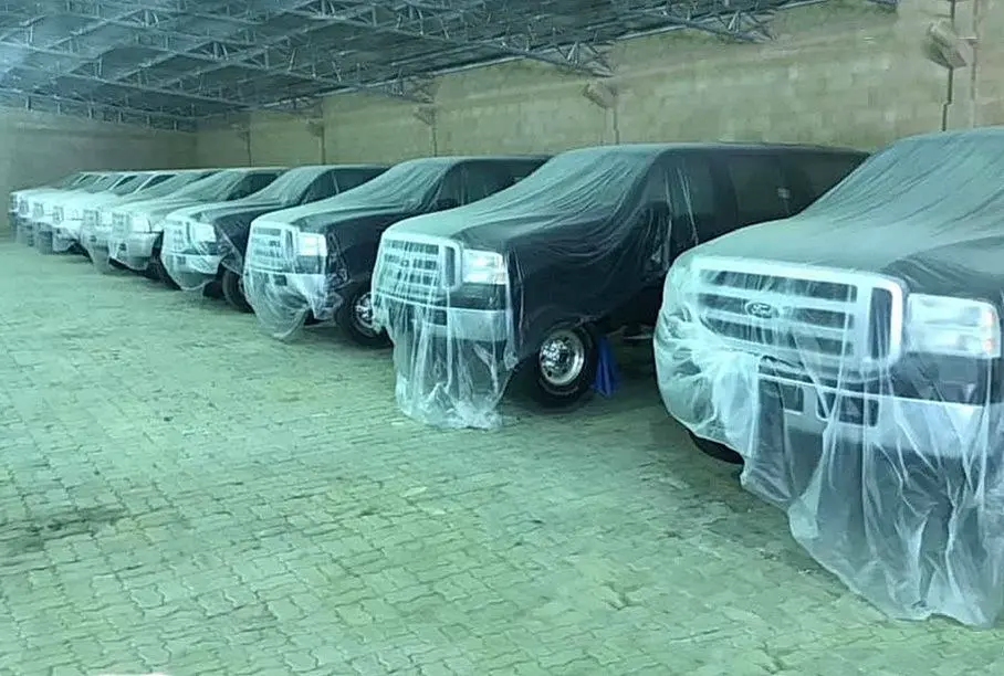 Dubaydagi ombordan 15 yildan buyon minilmagan yangi Ford Excursion modelining partiyasi topildi