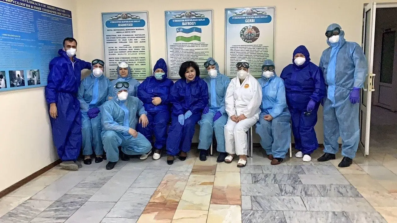 Virusologiya ilmiy tekshirish institutida COVID-19 koronavirusiga qarshi kurashayotgan o‘zbek shifokorlari (foto)