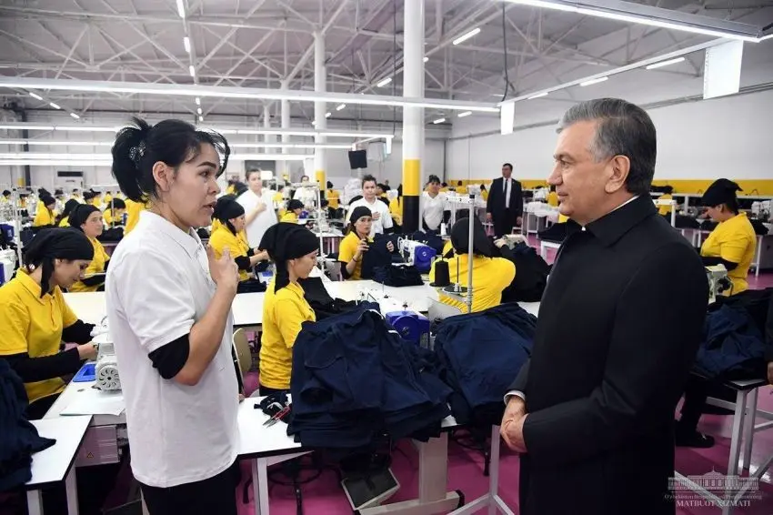 Shavkat Mirziyoyev Xorazmdagi yangi to‘qimachilik korxonasini borib ko‘rdi