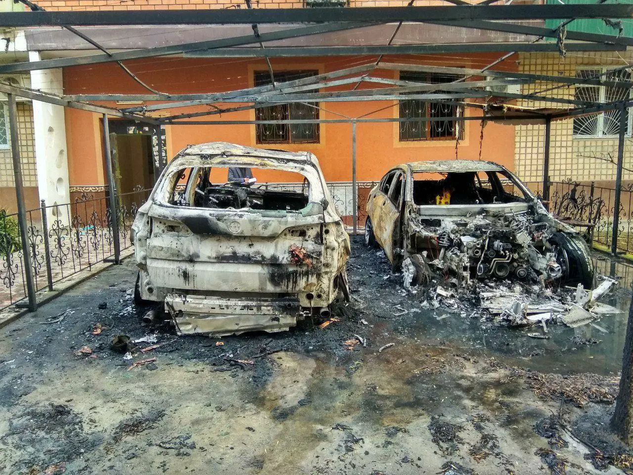Toshkentda 8-mart kuni bir ayolga tegishli BMW X5 va Mercedes GLC yonib ketdi (video)