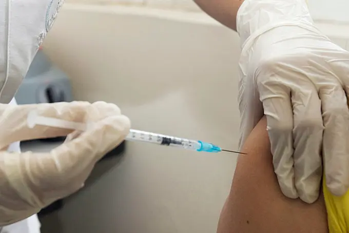 Yevropada koronavirus vaksinasini odamlarda sinab ko‘rish boshlandi