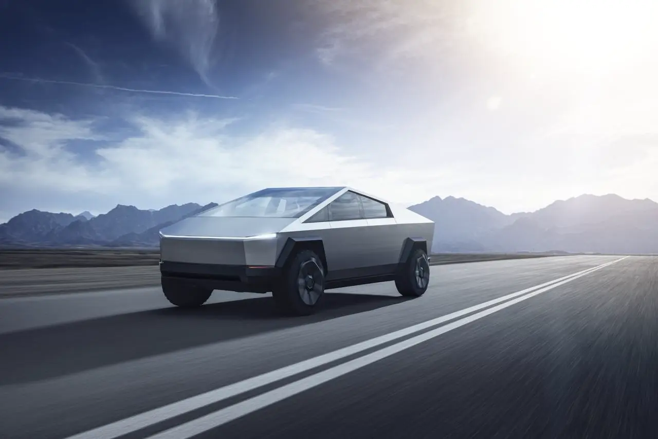 Tesla Cybertruck elektropikapi suvda ham suza olishi ma’lum bo‘ldi