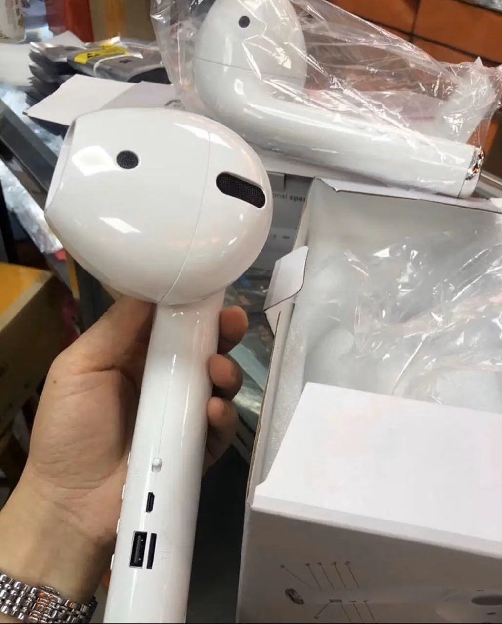 Dubaylik qiz internet orqali AirPods naushniklarini buyurtma qildi. Unga boshi kattaligidek keladigan naushniklar yetkazib berildi (foto)