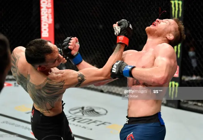UFC 249. Jastin Getji Toni Fergyusonni muddatidan avval taslim qilib, yengil vaznda vaqtinchalik chempionga aylandi