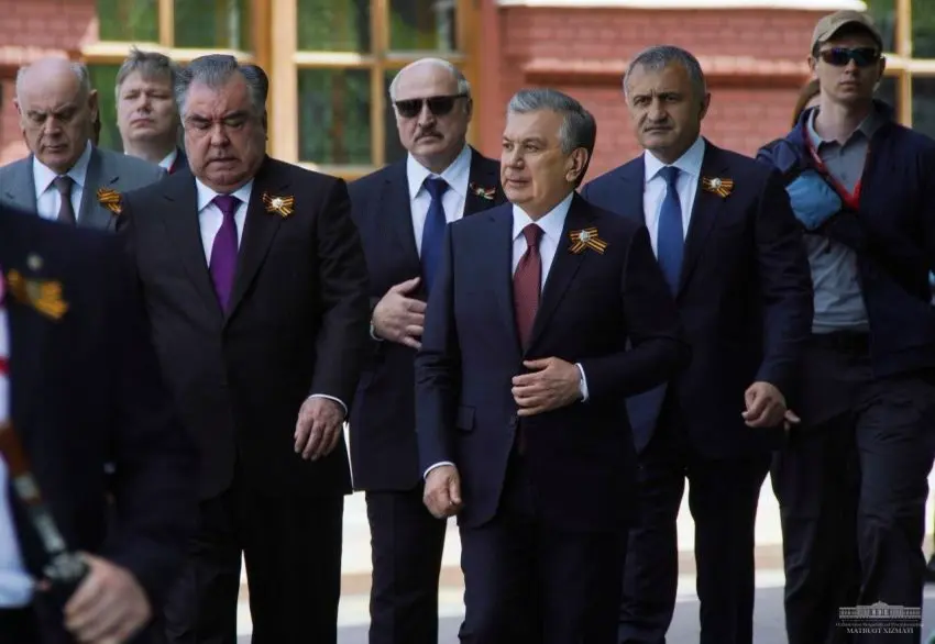 Shavkat Mirziyoyev Moskvadagi “Noma’lum askar” yodgorligiga gul qo‘ydi (foto)
