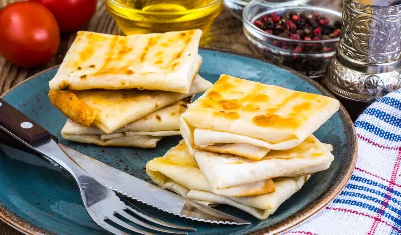 Lavash xamiridan tez tayyor bo‘ladigan taom retsepti