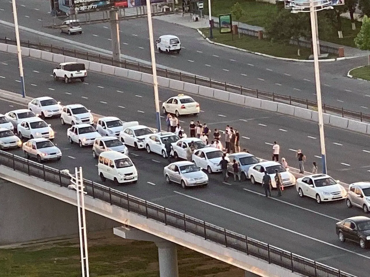 “Ganga” ko‘prigi ustida 7 ta mashina to‘qnashdi (foto)