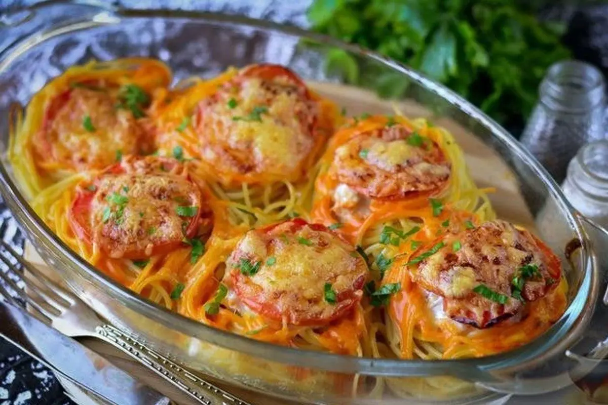 Spagetti, qiyma va sousli “qush ini” taomini tayyorlaymiz