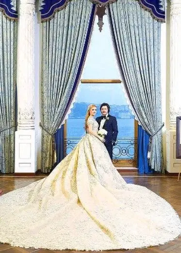 Tilladan tikilgan kiyimlar, shaxsiy samolyotida kelgan mehmonlar: Dunyoning eng ko‘p pul sarflangan, dabdabali to‘ylari (foto)