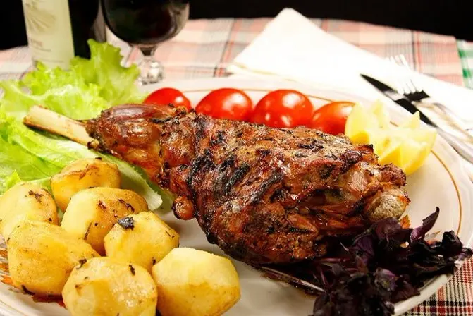 Qo‘y go‘shtidan pechda mazali taom tayyorlaymiz