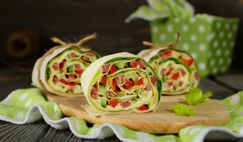 Oddiy va to‘yimli: nonushtaga kolbasa va pishloqli rulet tayyorlaymiz