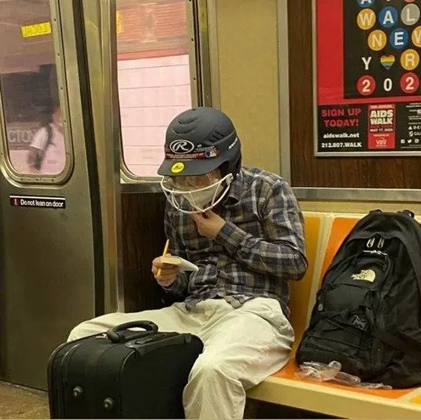 Odamlar metroda koronavirusdan himoyalanish uchun foydalanayotgan eng kulgili obrazlar (foto)
