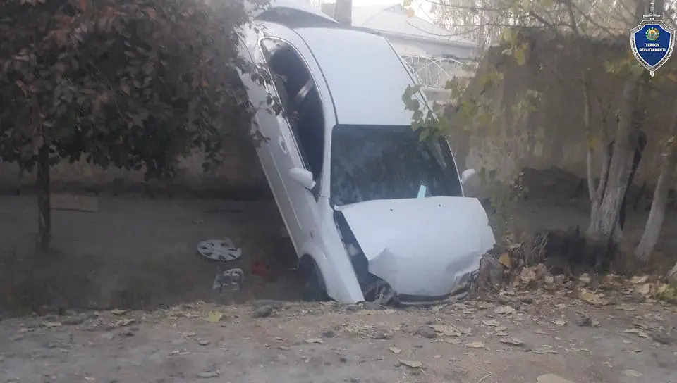 Oqdaryoda tanishining Lacetti’sini olib qochgan mast haydovchi beton to‘siqni buzib o‘tdi