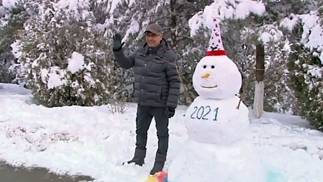 Turkmaniston prezidenti Gurbanguli Berdimuhamedov nabirasi bilan qorbola yasadi (video)