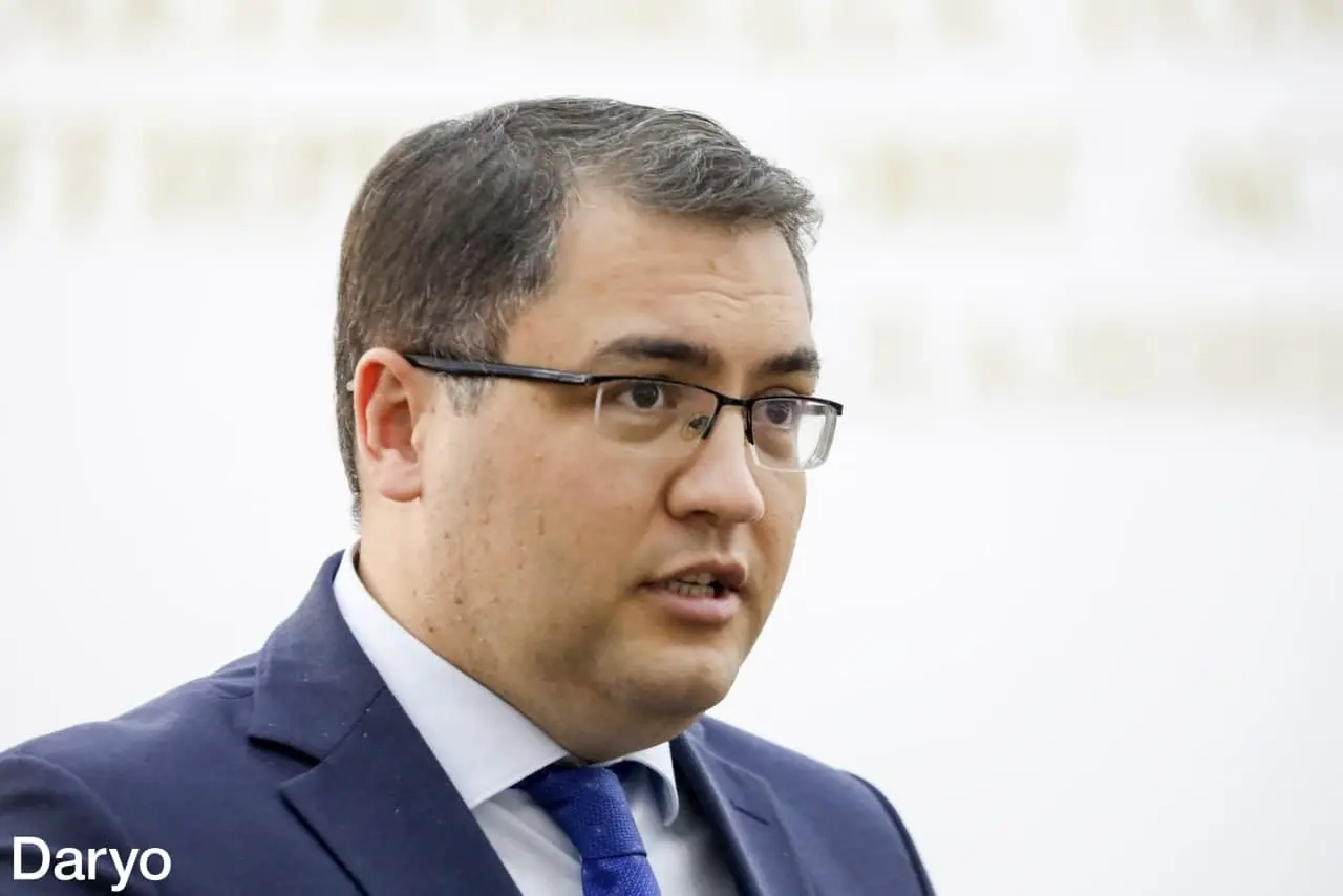 “Ish beruvchi emlashdan bosh tortgan xodimni ishdan haydamaydi, balki ishdan chetlatadi” – Ruslanbek Davletov
