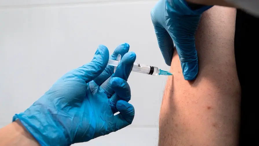 AQShda Pfizer vaksinasi bilan emlangan ikki tibbiyot xodimining ahvoli yomonlashdi