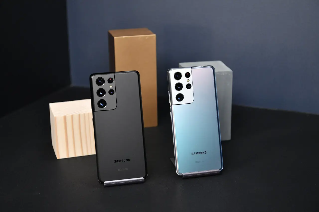 Samsung Galaxy S21 taqdim etildi: uchta flagman va barchasining jamlanmasidan quvvatlantirgich o‘rin olmagan
