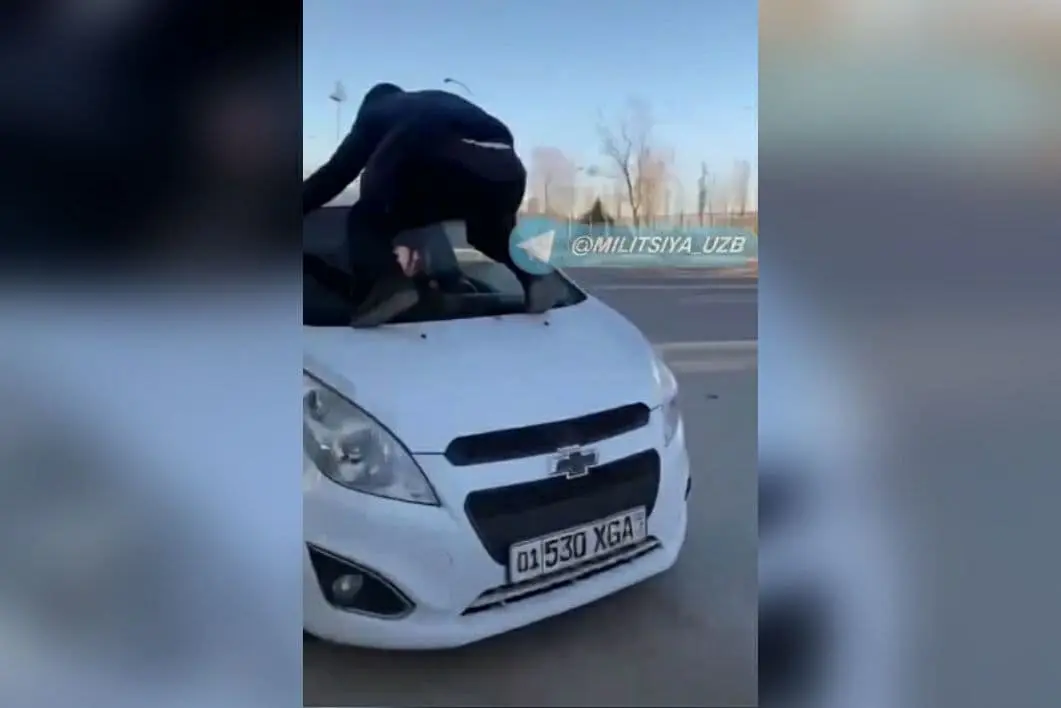 Harakatlanayotgan Spark ustiga chiqib olgan yigit videosi TikTok’ga joylashtirildi. Video ishtirokchilari jarimaga tortildi