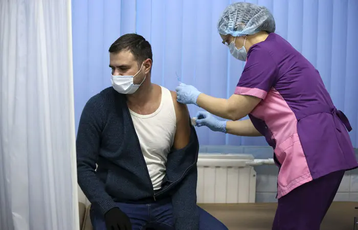 Rossiyada koronavirusga qarshi ommaviy emlash 18-yanvardan boshlanadi