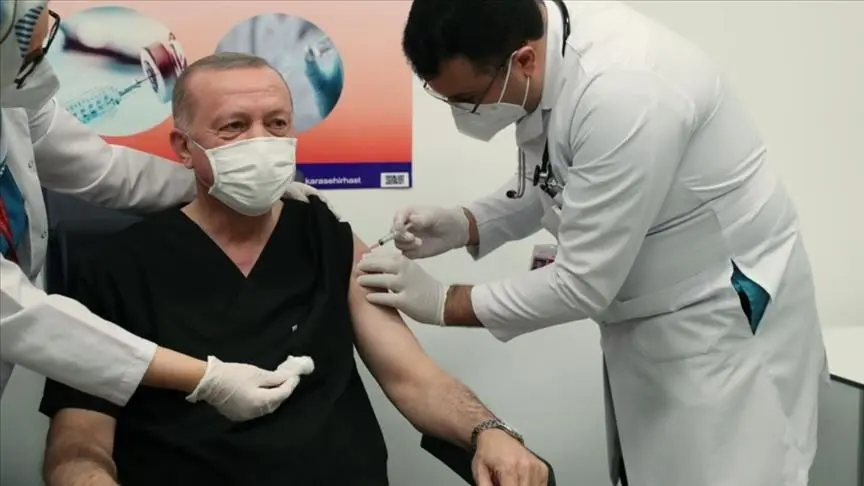Turkiya prezidenti jonli efirda koronavirusga qarshi emlandi