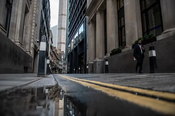 Foto: Qaytadan lokdaun joriy etilgach, huvillab qolgan London manzaralari