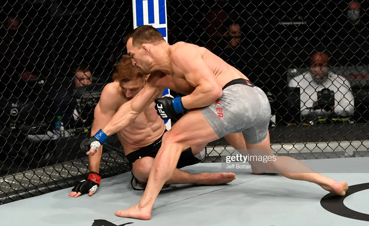 Bellator’ning sobiq yulduzi Maykl Chendler UFC’dagi debyut jangida Den Hukerni 1-raunddayoq nokautga uchratdi