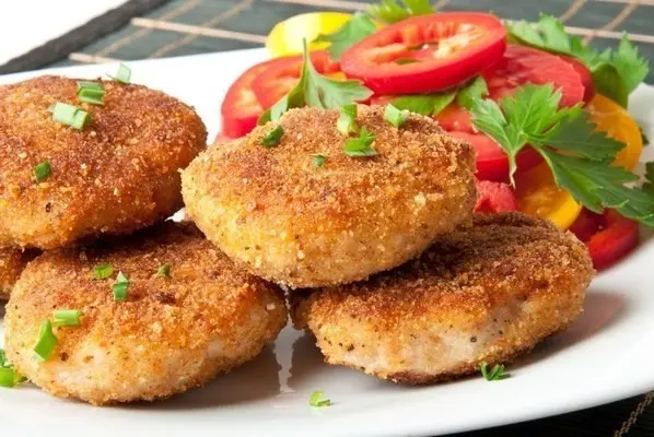 Nonushtaga kartoshka va tovuq go‘shtidan kotlet tayyorlang