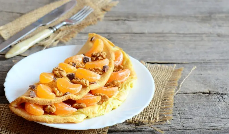 Nonushtaga yong‘oq va mandarinli shirin omlet pishiring