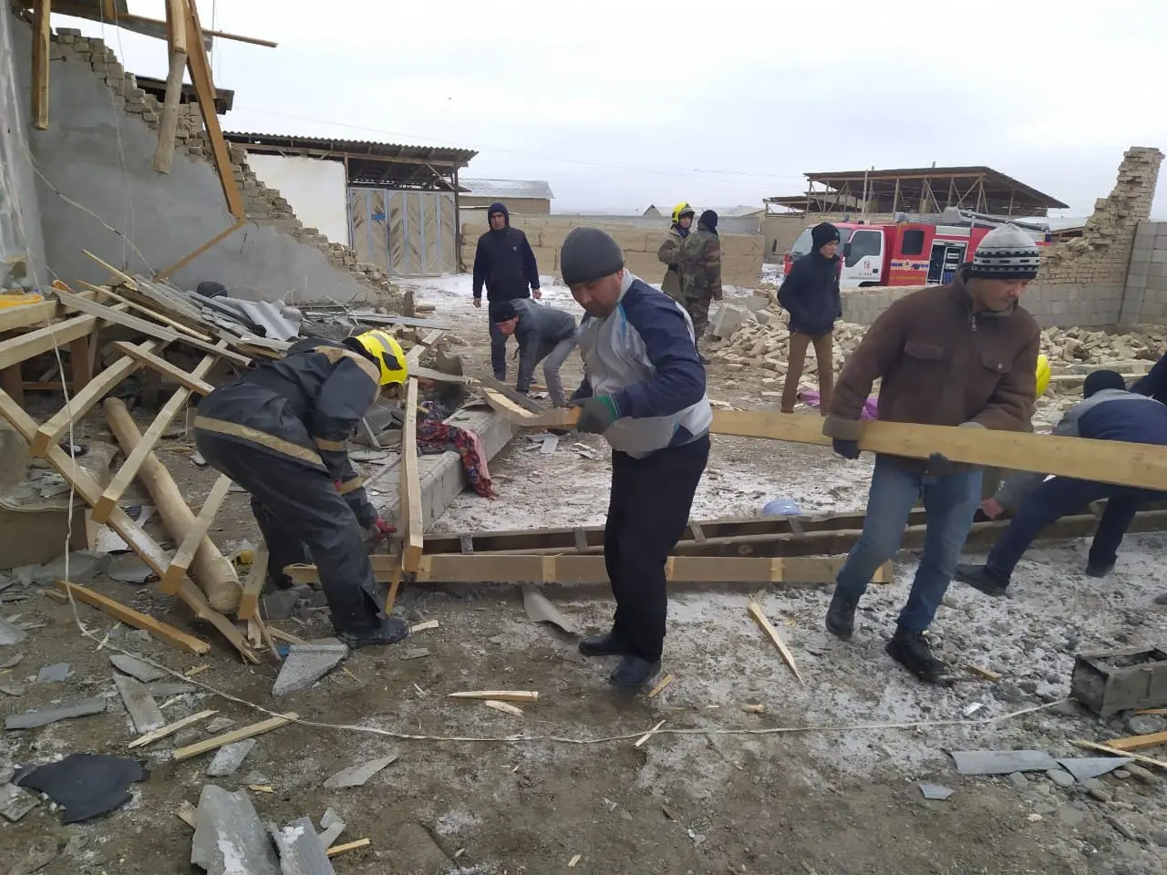 Foto: Andijondagi shamol sabab bir nechta bino talafot ko‘rdi, qurilishi bitmagan uy tomi esa Damas’ni bosib qoldi