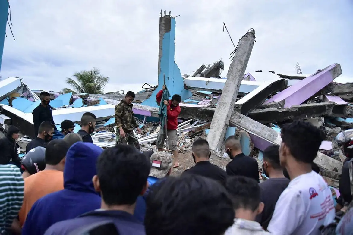 Indoneziyada yuz bergan kuchli zilzila oqibatlari — suratlarda