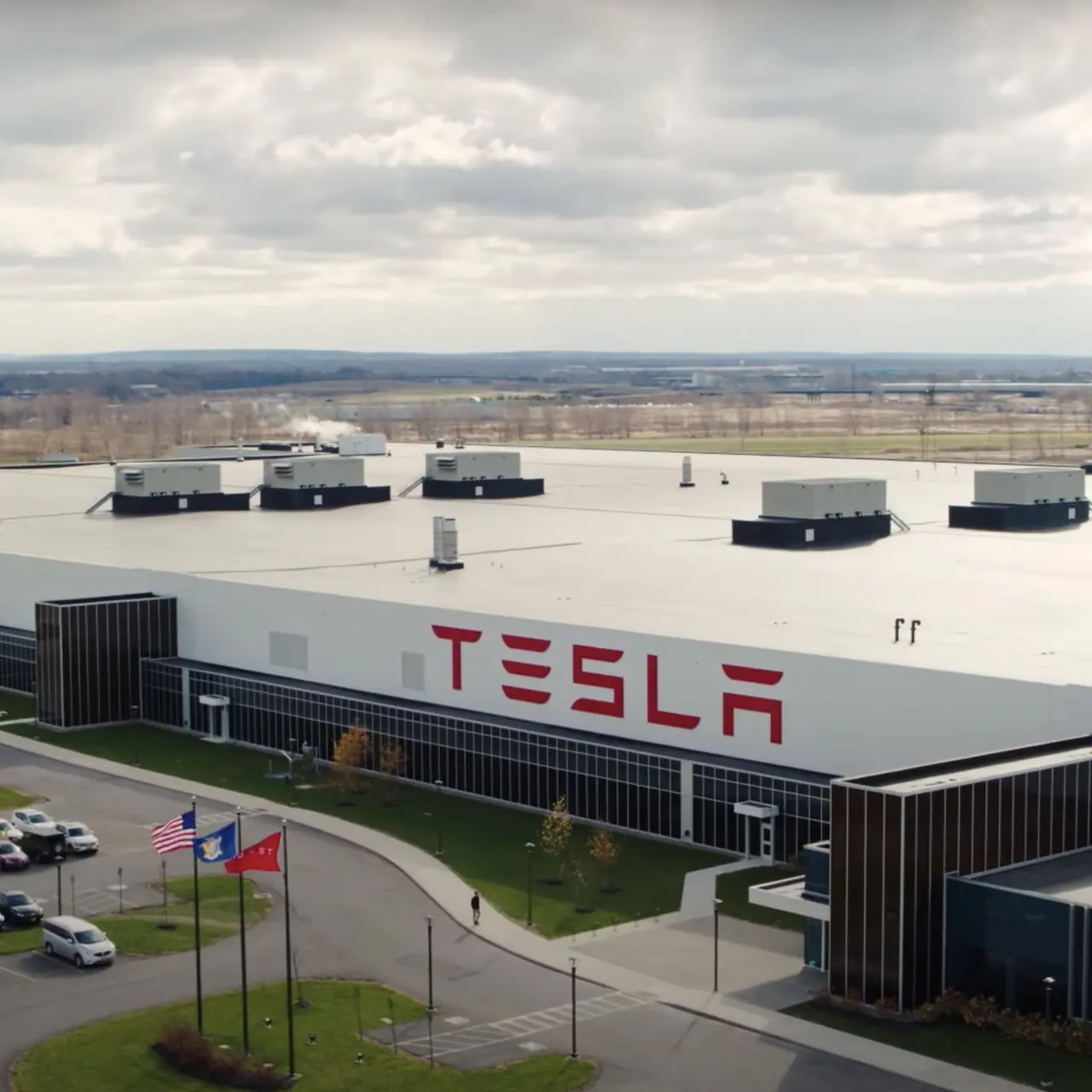 Tesla o‘z tarixida ilk bor yillik foyda olganini ma’lum qildi. Ammo kompaniya aksiyalari keskin pasayib ketdi