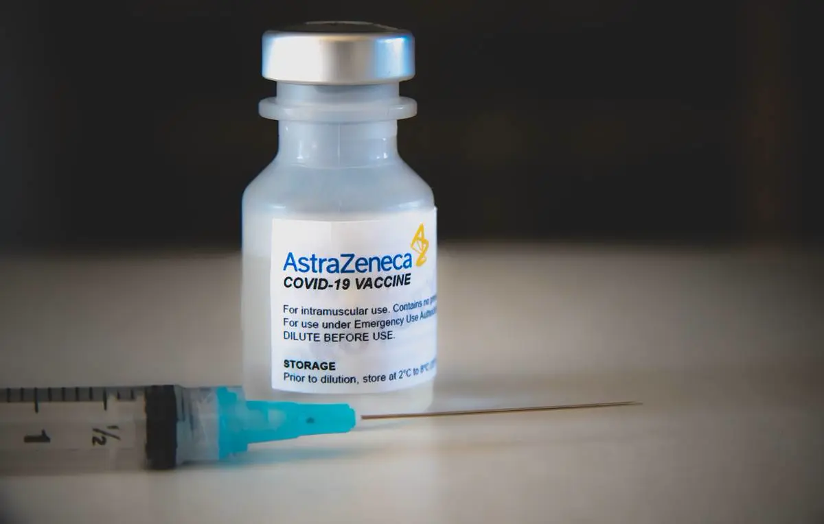 O‘zbekiston bir qator davlatlarda AstraZeneca vaksinasi bilan emlash to‘xtatilganiga qaramay bu vaksinadan foydalanadimi? Mutaxassis javob berdi