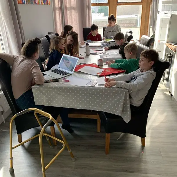Britaniyalik ayol 32 yil ichida 22 marotaba ona bo‘ldi (foto)