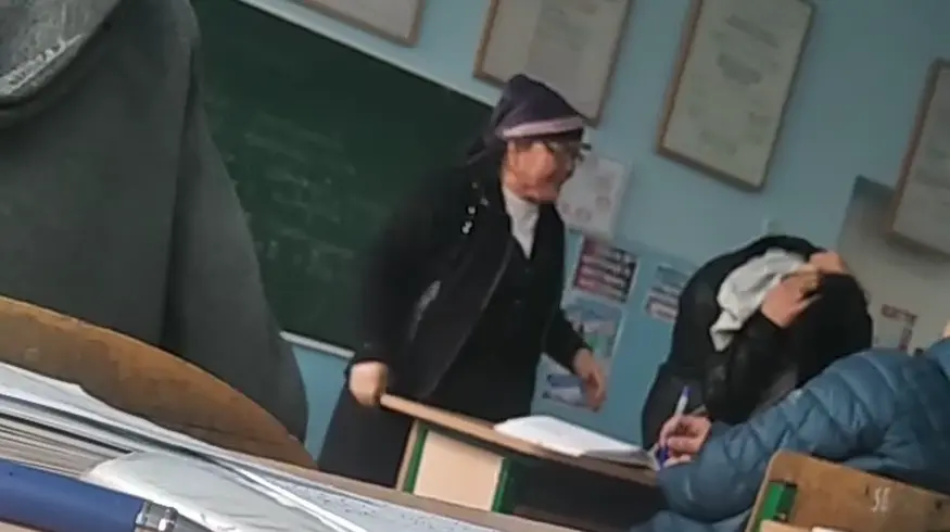 Angrenda o‘qituvchi kaltaklagan o‘quvchining ota-onasi jarimaga tortildi