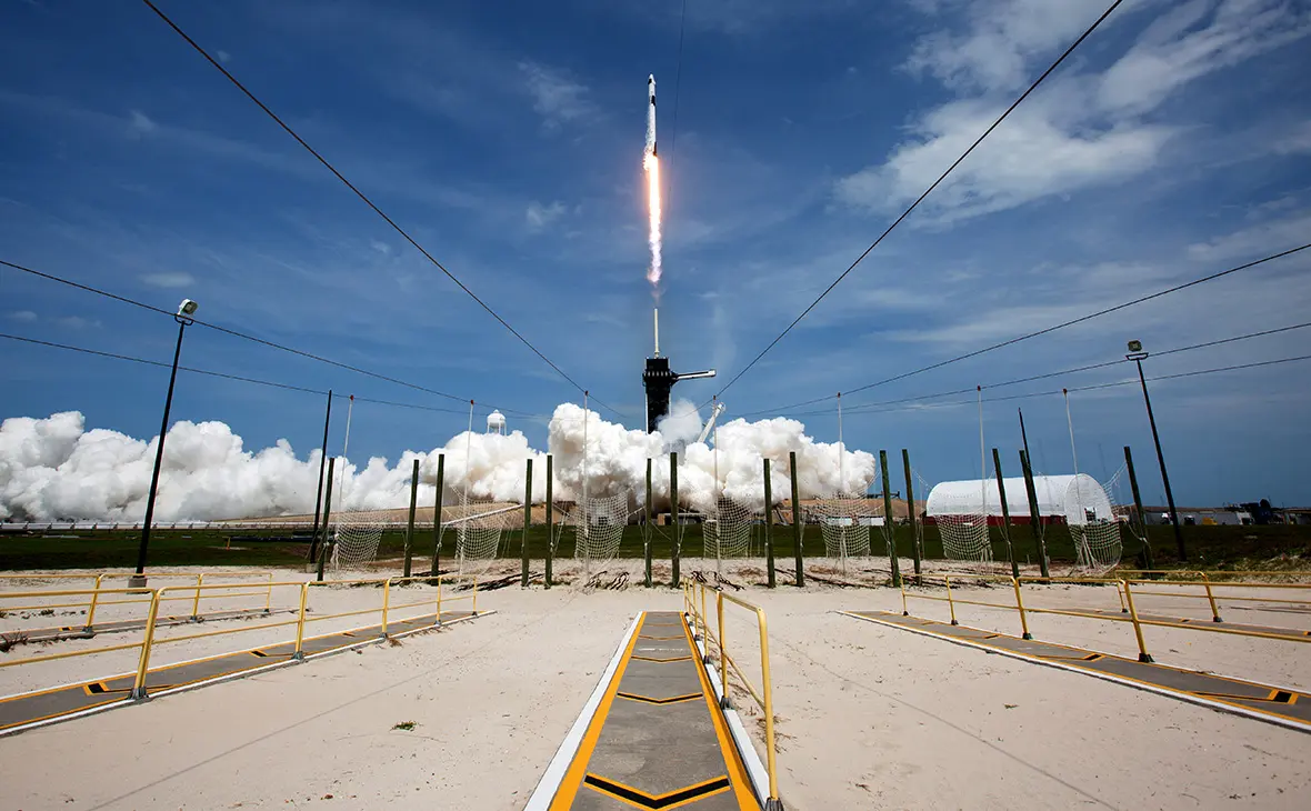 Space X bortida 60 ta sun’iy yo‘ldosh bo‘lgan raketani uchirdi (video)