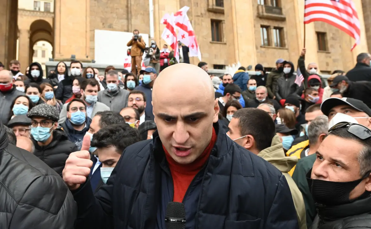 Gruziyada muxolifatchi partiya rahbari Nika Meliya hibsga olindi. Maxsus kuchlar u bir haftadan buyon yashirinib o‘tirgan ofisga bostirib kirdi