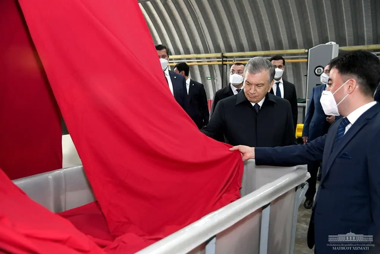 Shavkat Mirziyoyev Namanganda Chust textile xususiy to‘qimachilik korxonasini borib ko‘rdi