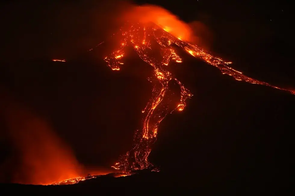 Sitsiliyadagi Etna vulqonining otilishi — suratlarda (foto)
