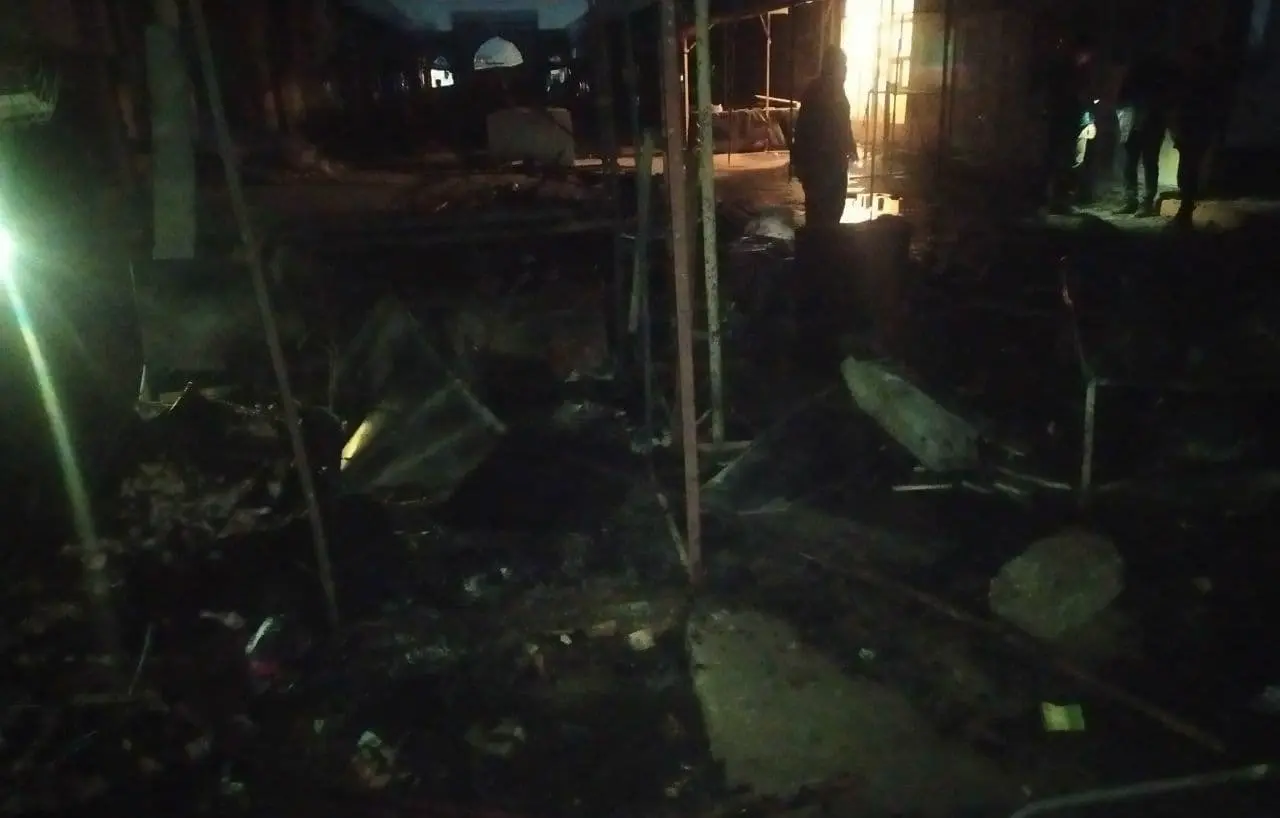 Gulistondagi “Eski bozor” hududida joylashgan qassobxonada yong‘in chiqdi (video)