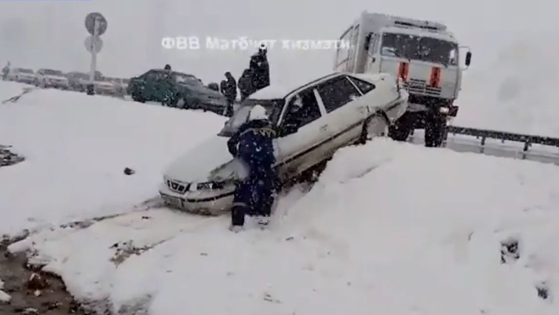 Qamchiq dovonida 30 daqiqa oralig‘ida ikki mashina xandaqqa tushib ketdi (video)